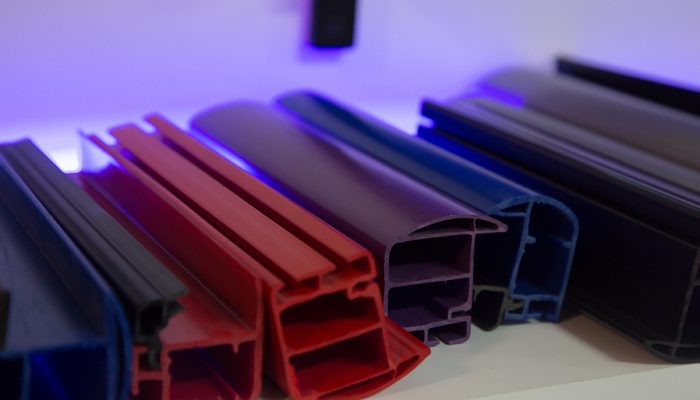 Extrusión de perfiles en Plástico | Universal de Cauchos